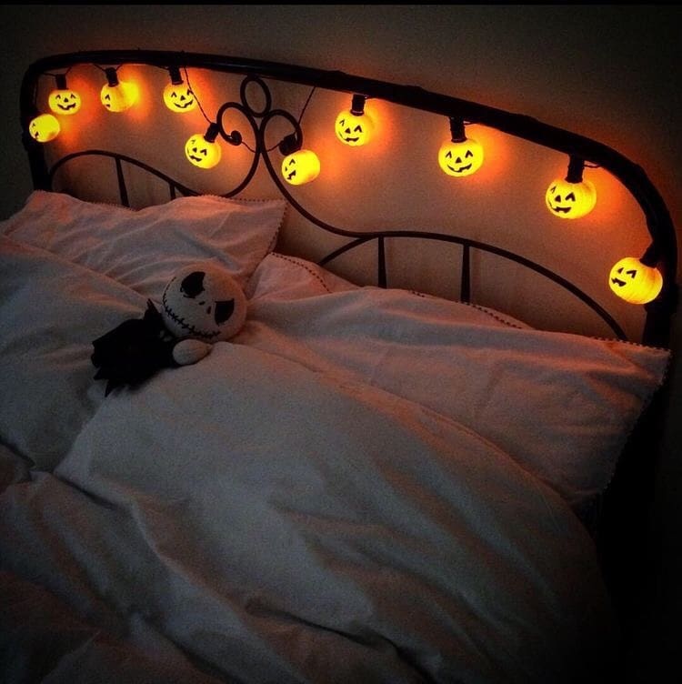 20+ Cozy But Spooky Halloween Bedroom Decoration Ideas (1)