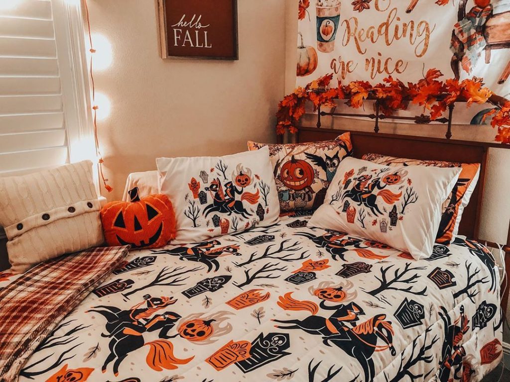 20 Cozy But Spooky Halloween Bedroom Decoration Ideas 13