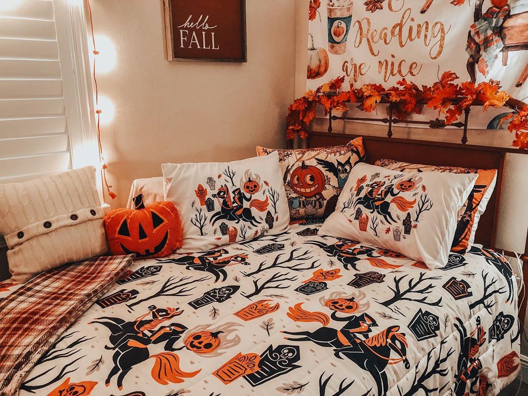 20+ Cozy But Spooky Halloween Bedroom Decoration Ideas