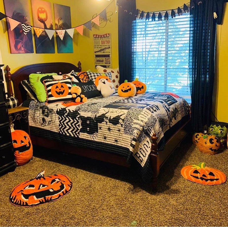 20 Cozy But Spooky Halloween Bedroom Decoration Ideas 15