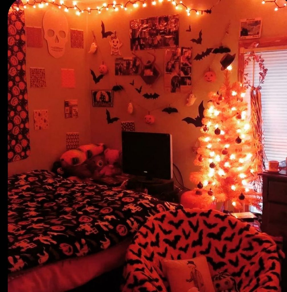 20+ Cozy But Spooky Halloween Bedroom Decoration Ideas (17)