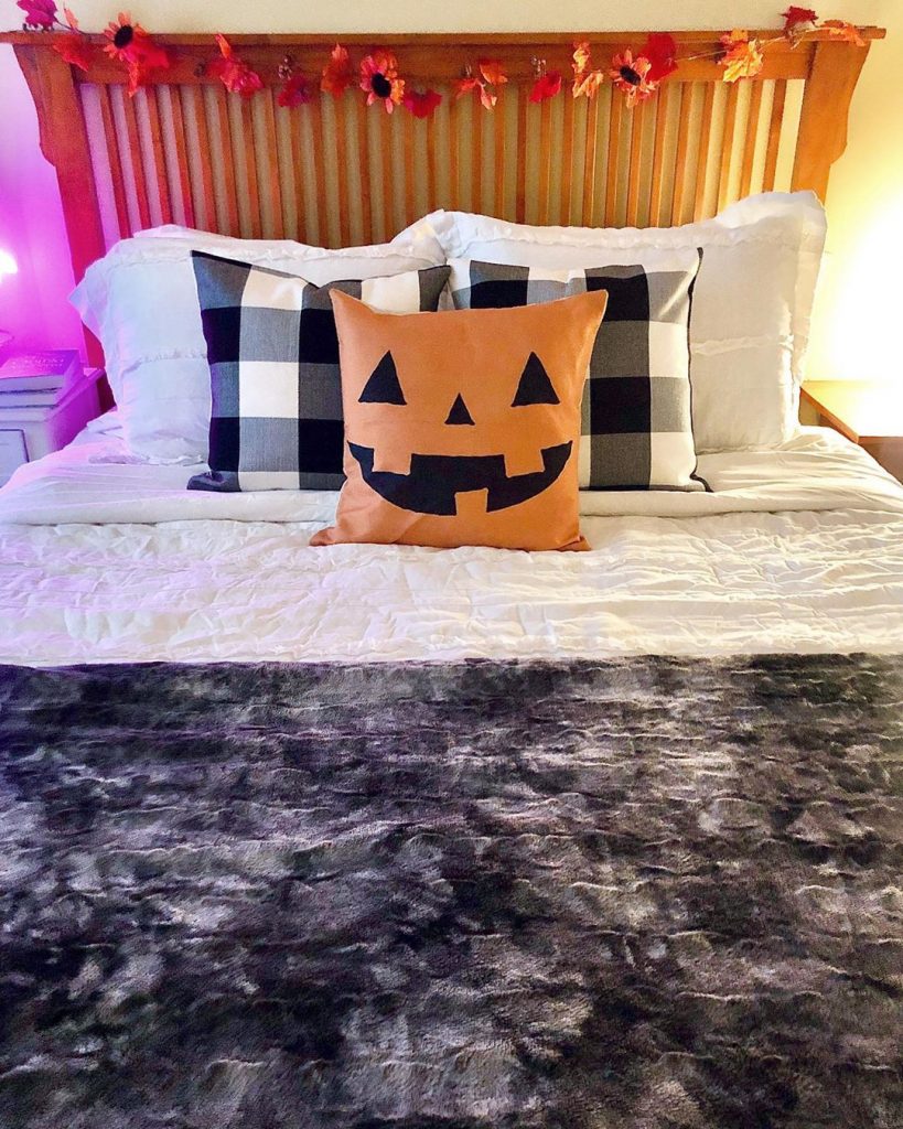 20+ Cozy But Spooky Halloween Bedroom Decoration Ideas (18)