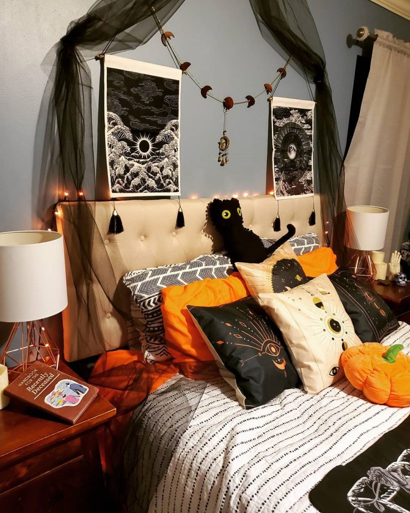 20+ Cozy But Spooky Halloween Bedroom Decoration Ideas (19)