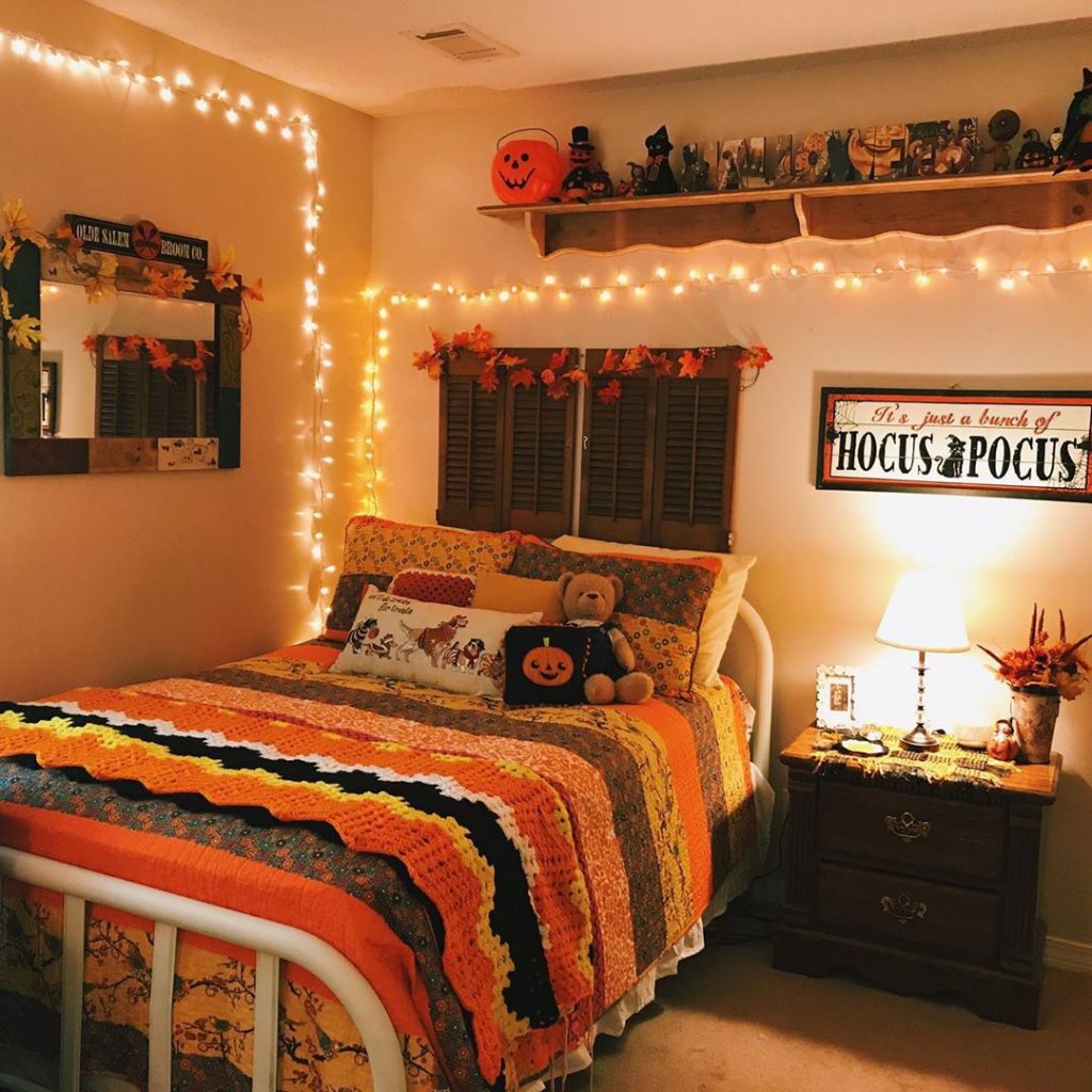 20-cozy-but-spooky-halloween-bedroom-decoration-ideas-pinmomstuff