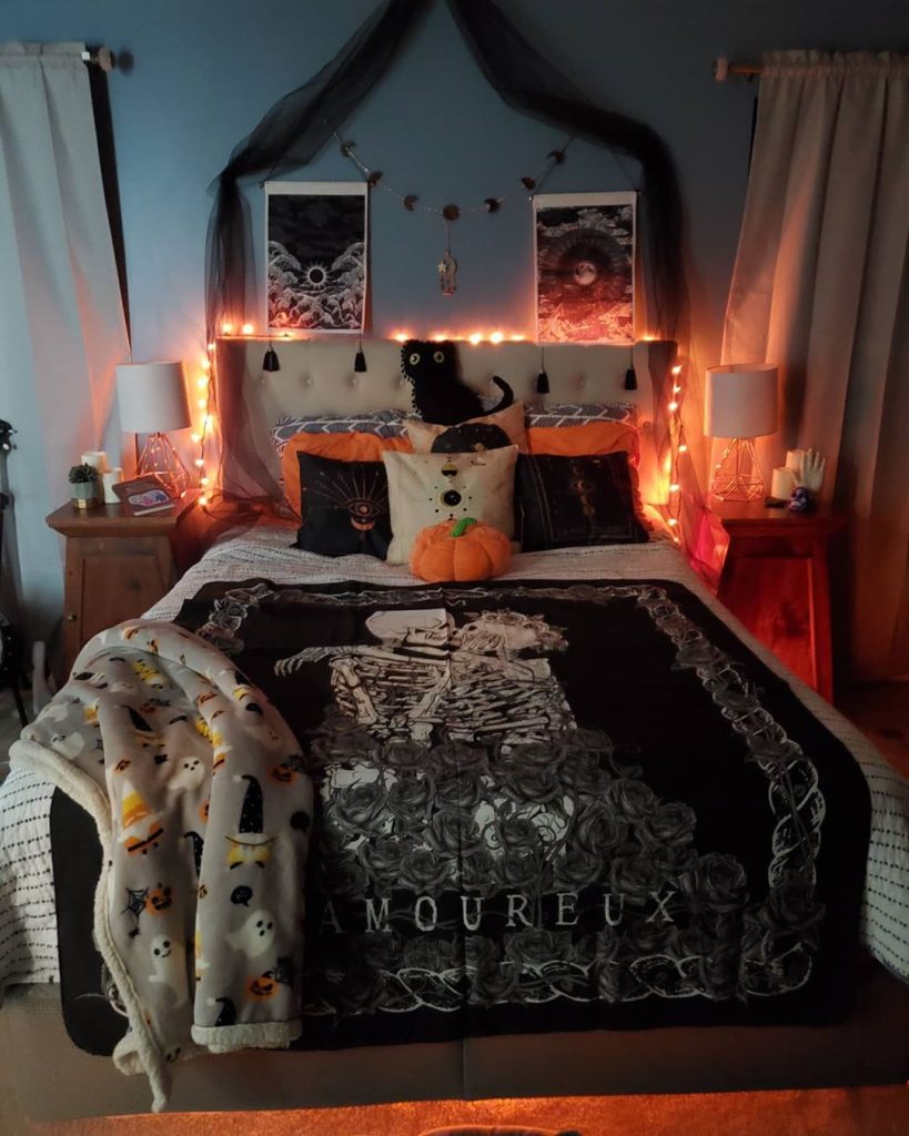 20+ Cozy But Spooky Halloween Bedroom Decoration Ideas (20)