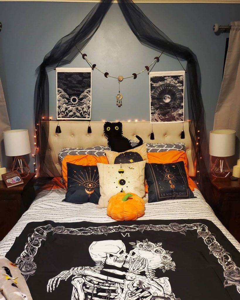 20+ Cozy But Spooky Halloween Bedroom Decoration Ideas (21)