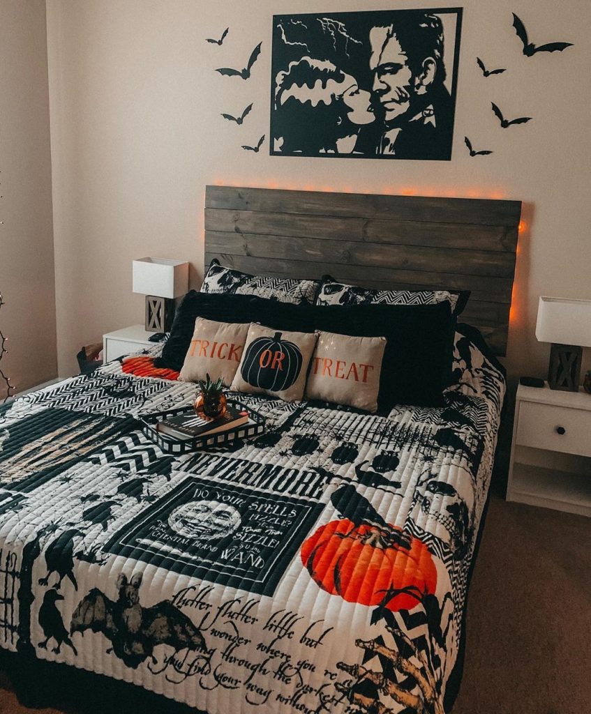 20+ Cozy But Spooky Halloween Bedroom Decoration Ideas (22)