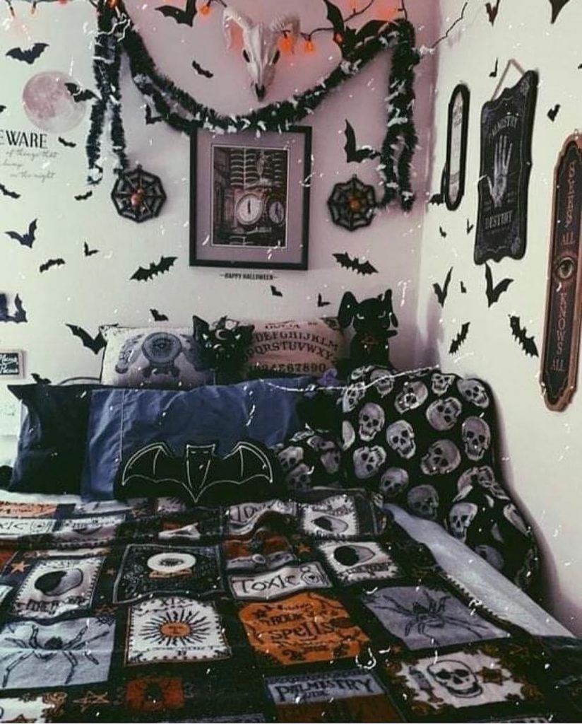 20+ Cozy But Spooky Halloween Bedroom Decoration Ideas (23)