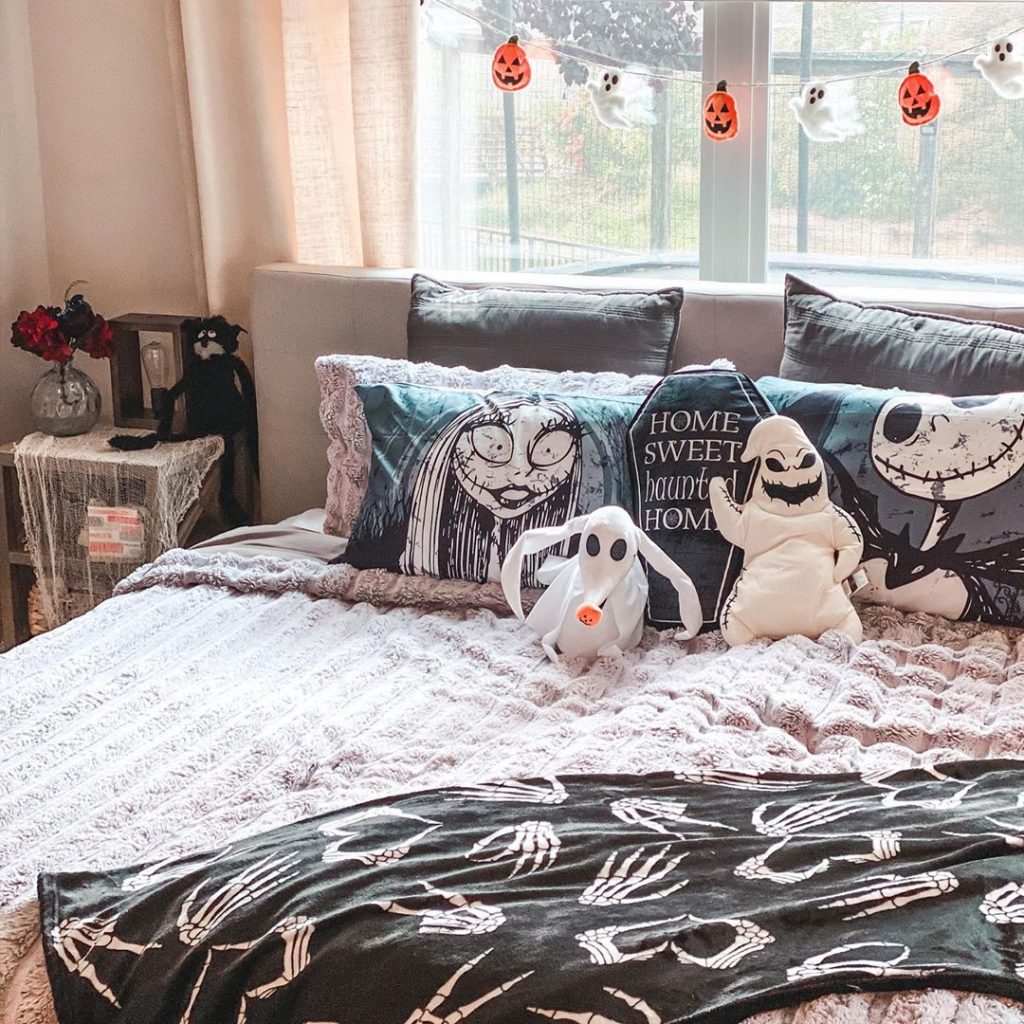 20 Cozy But Spooky Halloween Bedroom Decoration Ideas 24