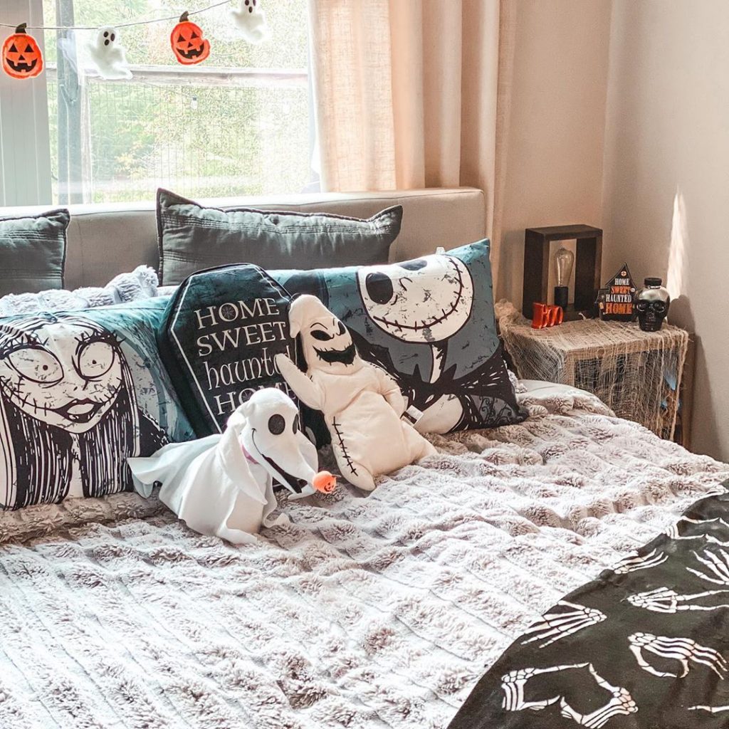 20+ Cozy But Spooky Halloween Bedroom Decoration Ideas (25)