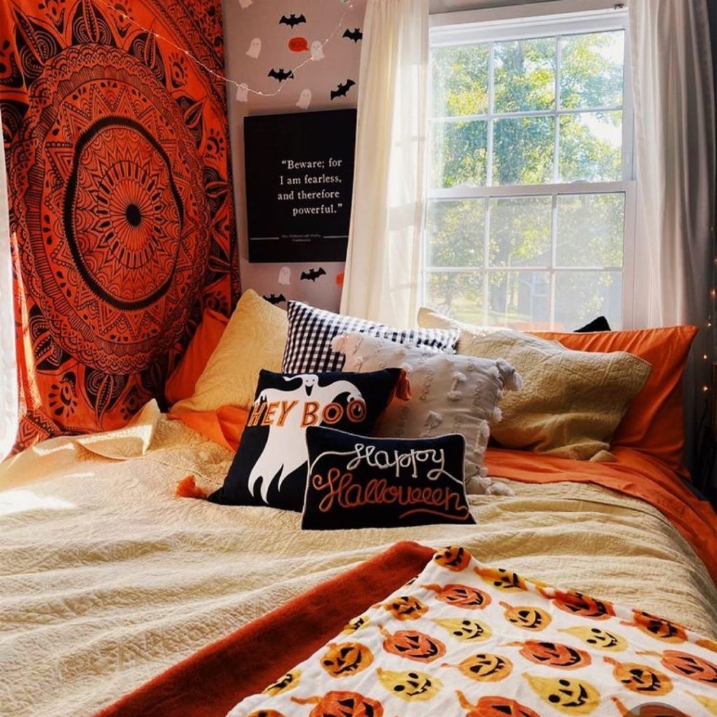 20+ Cozy but Spooky Halloween Bedroom Decoration Ideas – PinMomStuff