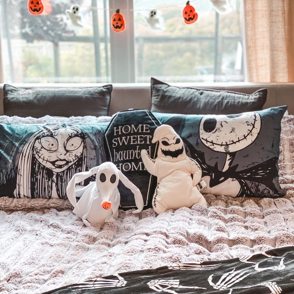 20+ Cozy But Spooky Halloween Bedroom Decoration Ideas (28)