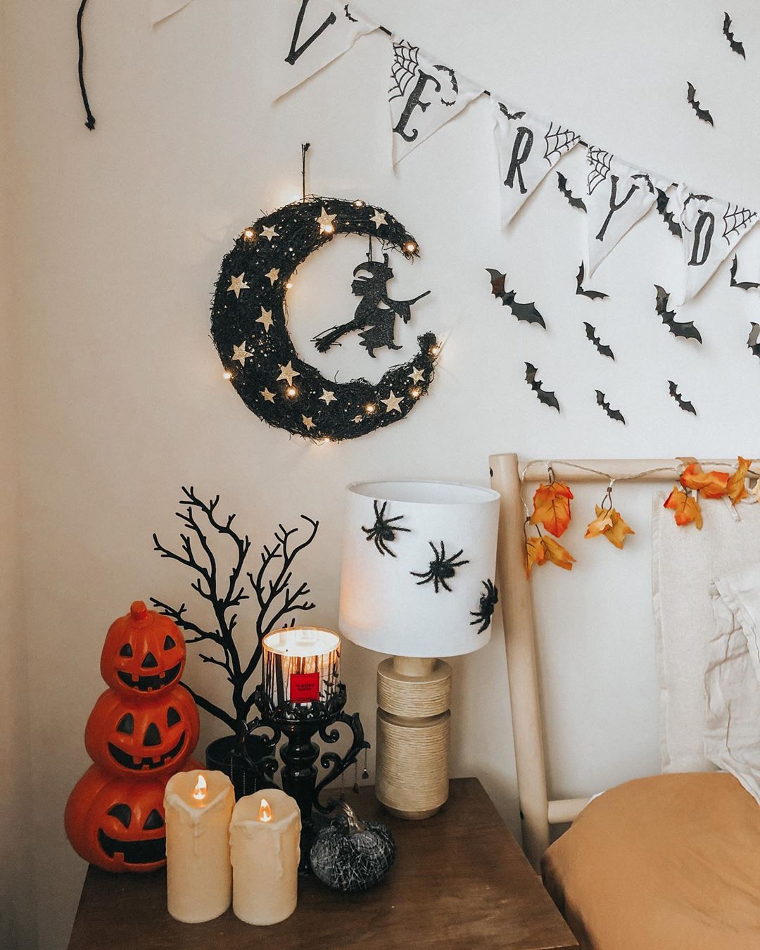 20+ Cozy but Spooky Halloween Bedroom Decoration Ideas PinMomStuff