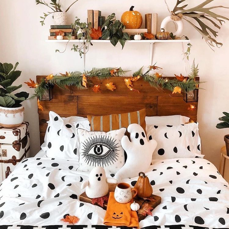 20+ Cozy But Spooky Halloween Bedroom Decoration Ideas (31)