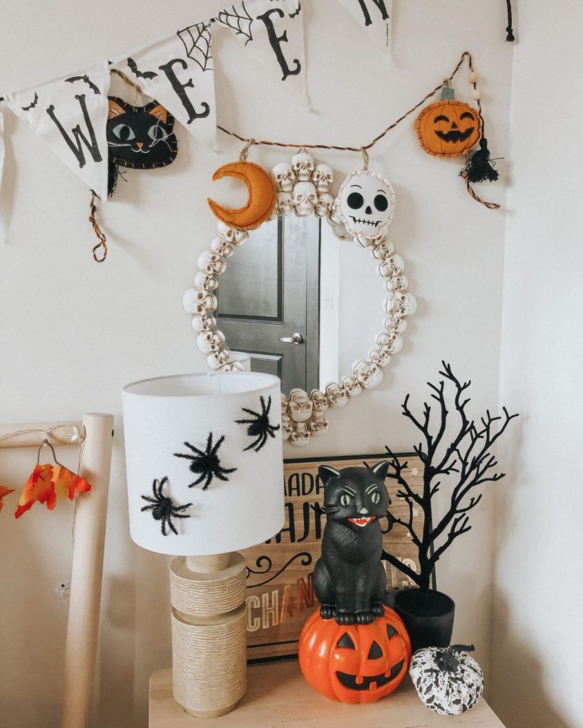 20+ Cozy But Spooky Halloween Bedroom Decoration Ideas (32)