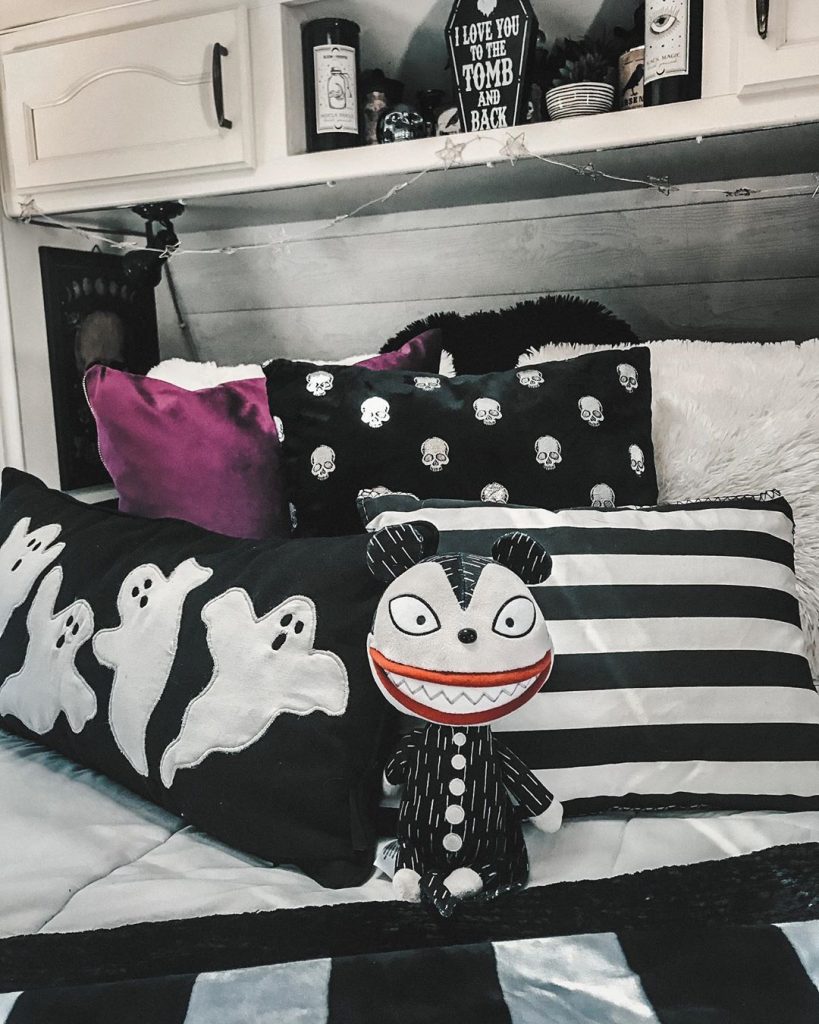 20+ Cozy But Spooky Halloween Bedroom Decoration Ideas (33)