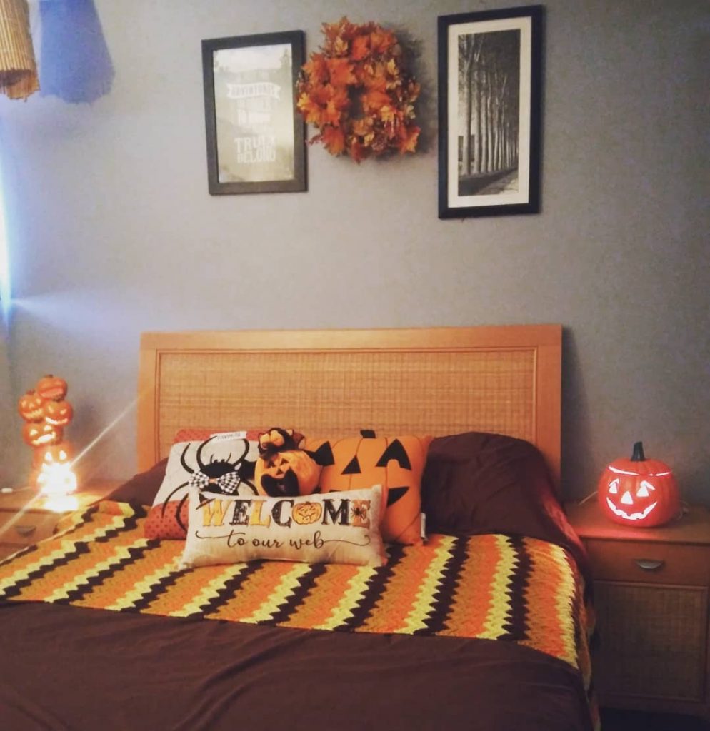 20+ Cozy But Spooky Halloween Bedroom Decoration Ideas (34)