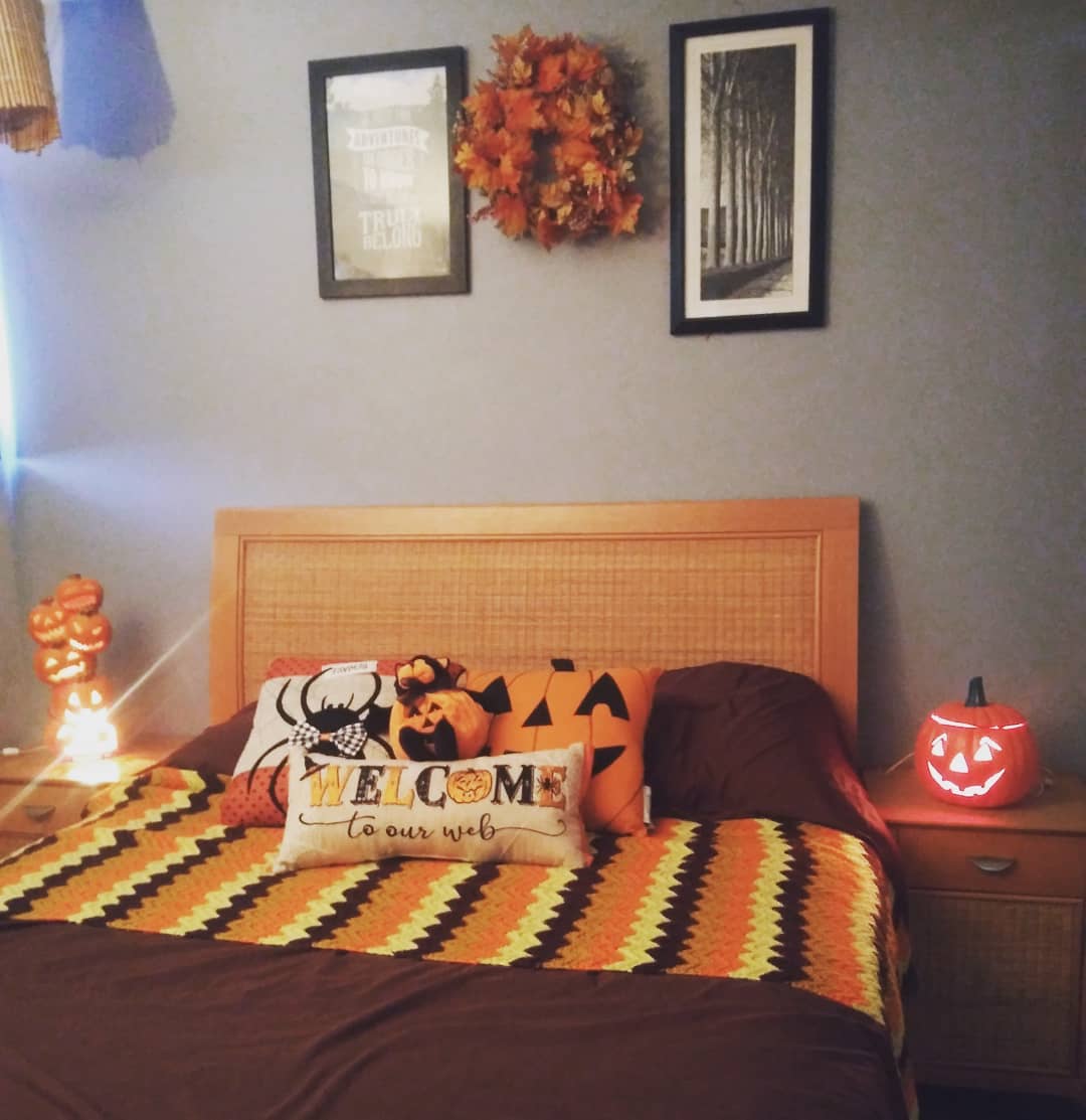20+ Cozy but Spooky Halloween Bedroom Decoration Ideas – PinMomStuff