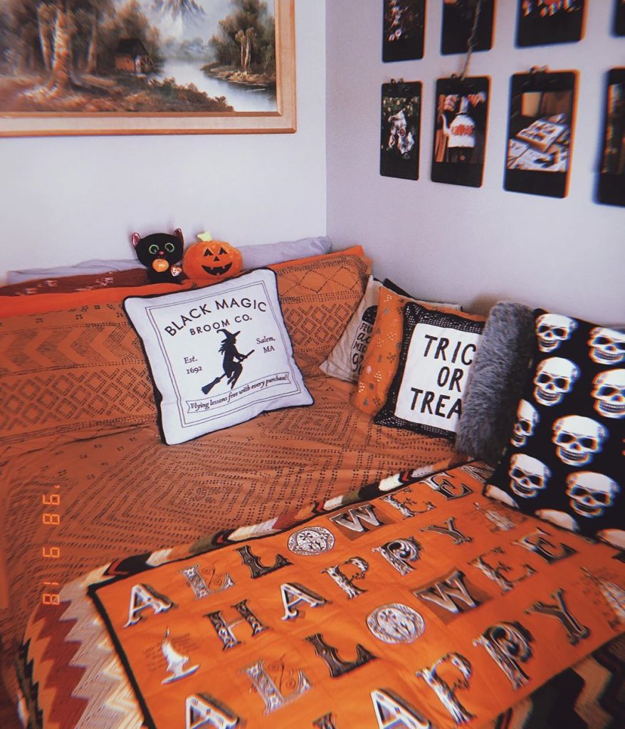 20+ Cozy But Spooky Halloween Bedroom Decoration Ideas (35)