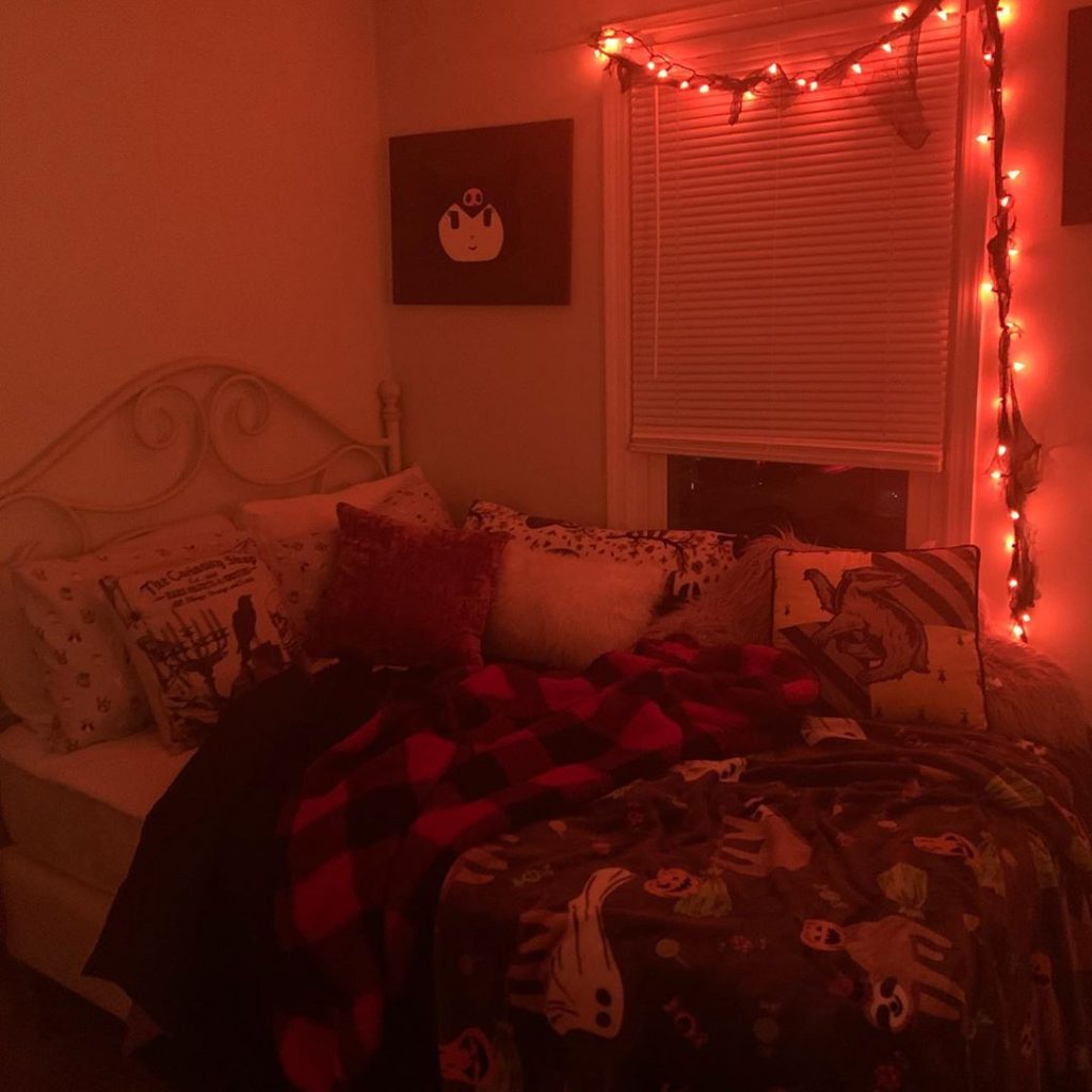 20+ Cozy But Spooky Halloween Bedroom Decoration Ideas (37)