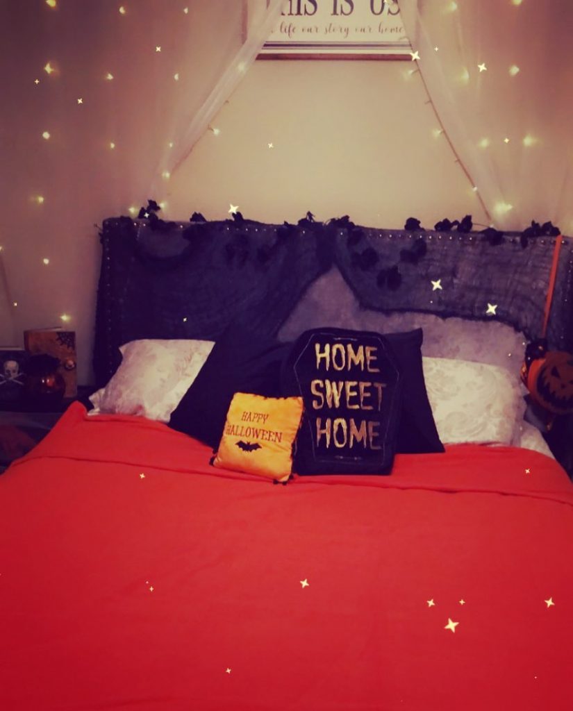 20+ Cozy But Spooky Halloween Bedroom Decoration Ideas (38)