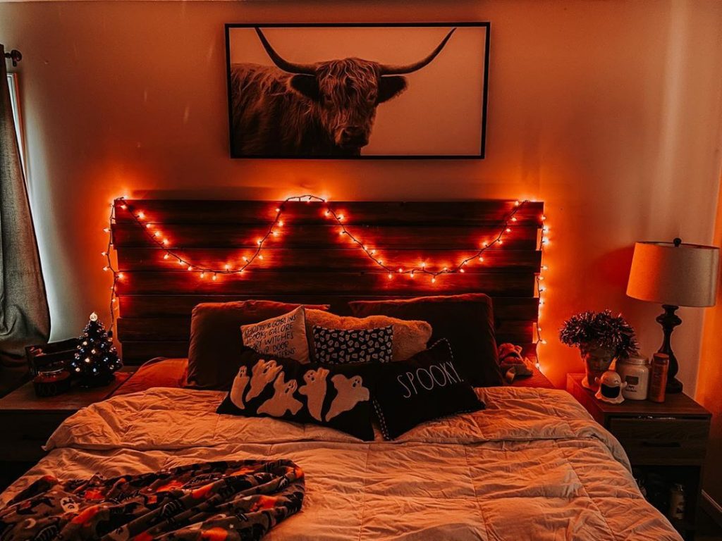 20+ Cozy But Spooky Halloween Bedroom Decoration Ideas (39)