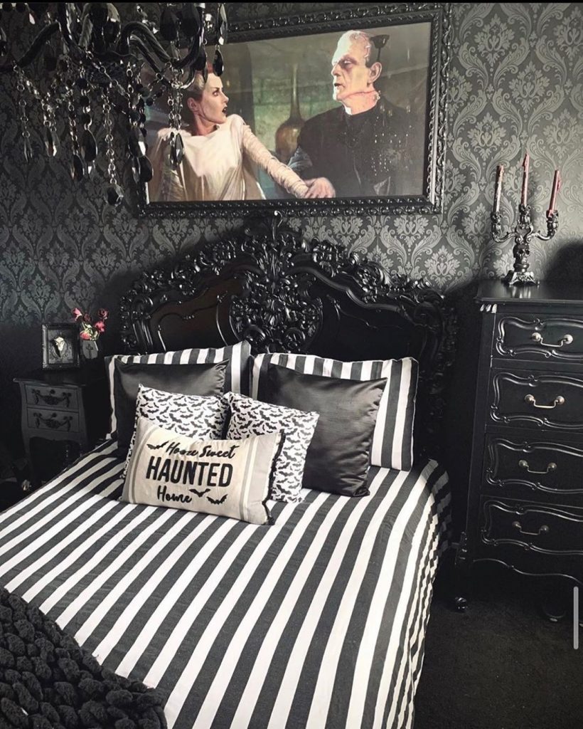 20+ Cozy but Spooky Halloween Bedroom Decoration Ideas – PinMomStuff