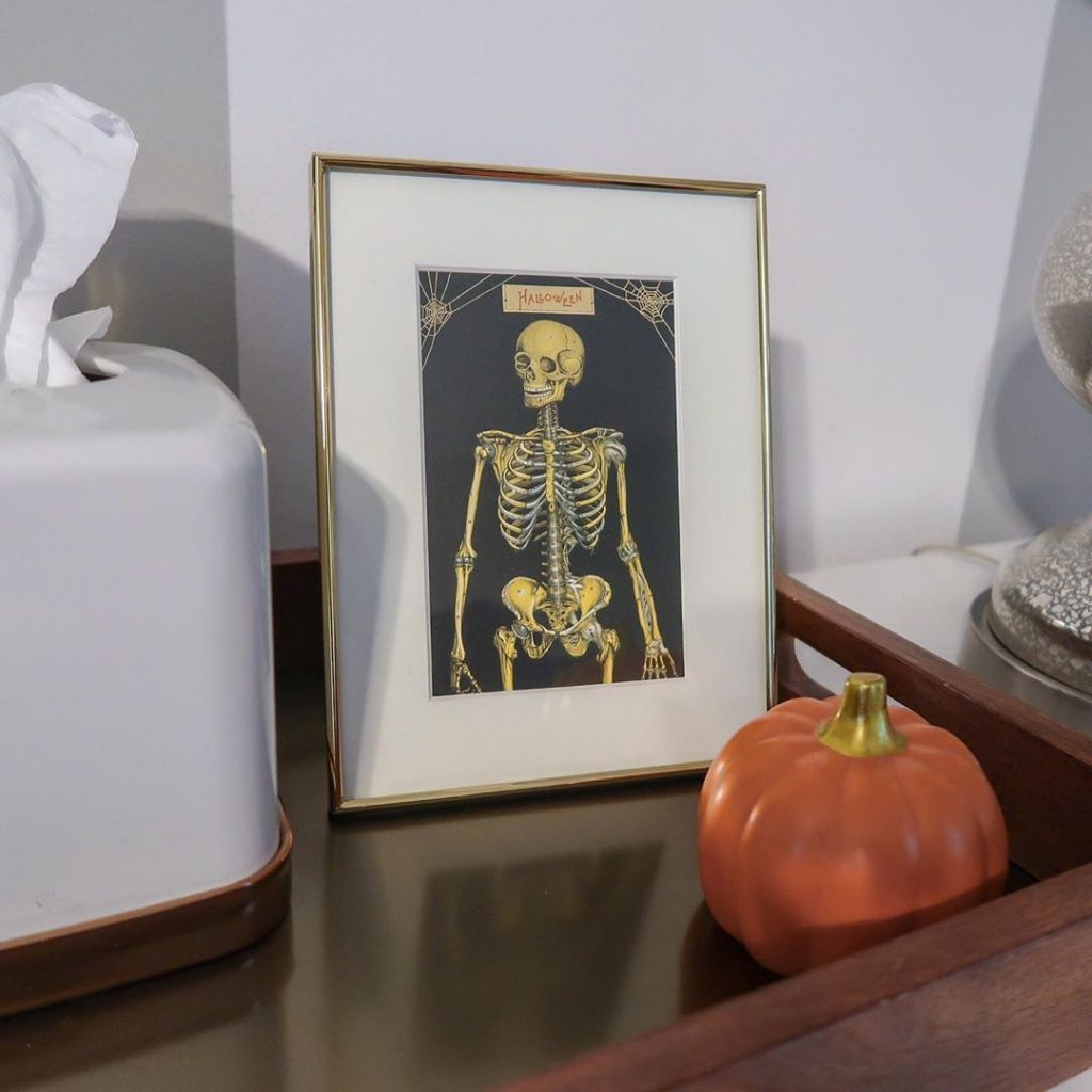 20+ Cozy But Spooky Halloween Bedroom Decoration Ideas (45)