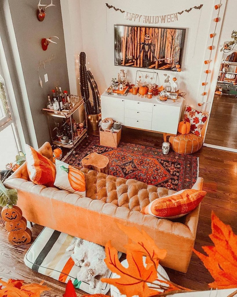 20+ Cozy But Spooky Halloween Bedroom Decoration Ideas (7)