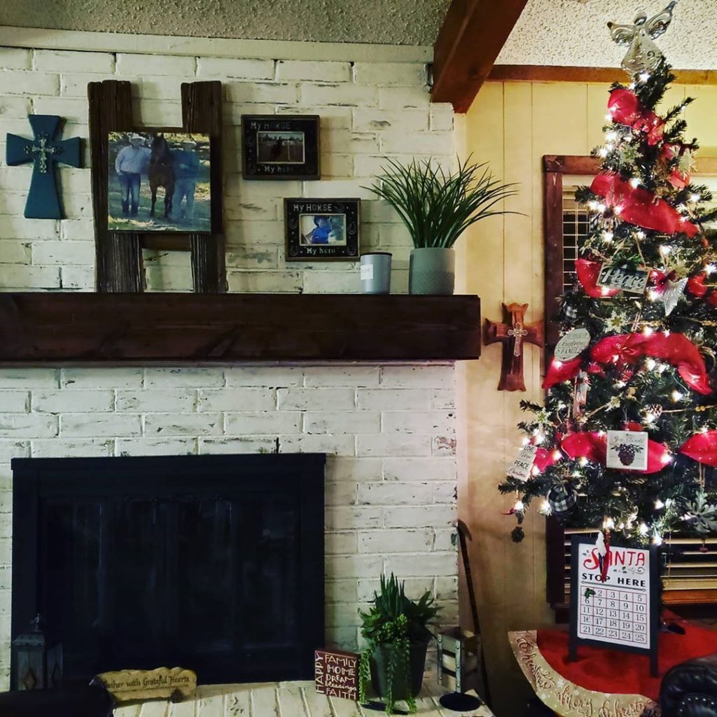 100 Cozy Farmhouse Christmas Decor Ideas To Makes Your Home Feel Warm 22