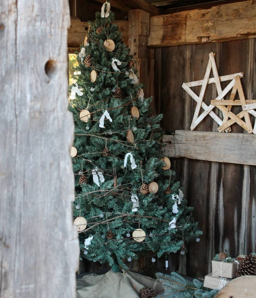 100 Cozy Farmhouse Christmas Decor Ideas To Makes Your Home Feel Warm 93