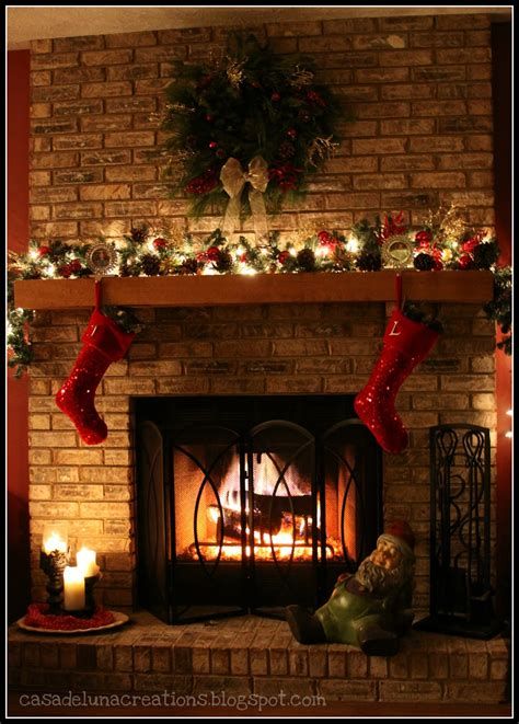 Amazing Christmas Fireplace Decorating Ideas 07