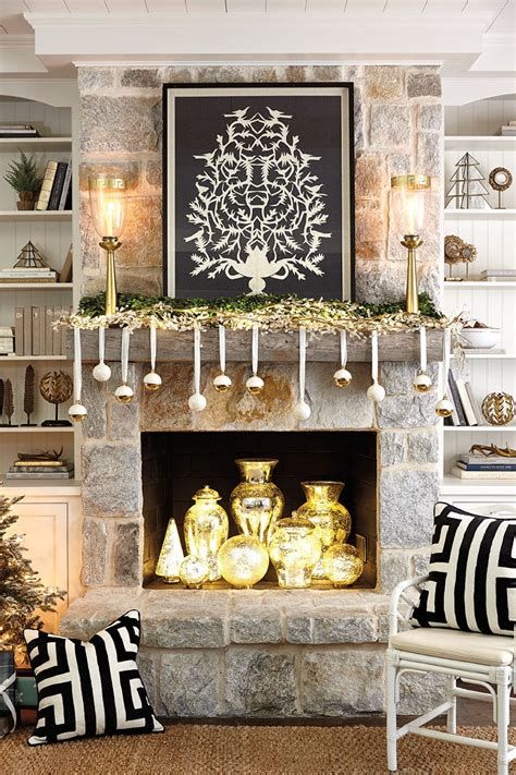 Amazing Christmas Fireplace Decorating Ideas 08