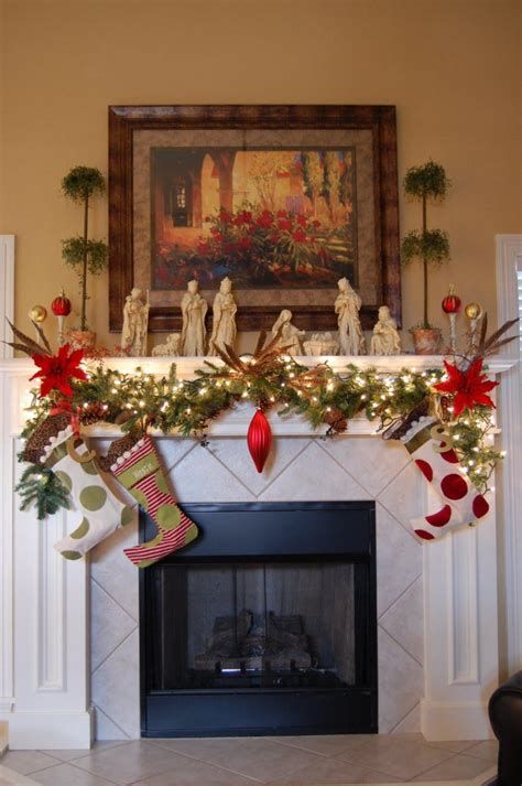 Amazing Christmas Fireplace Decorating Ideas 13