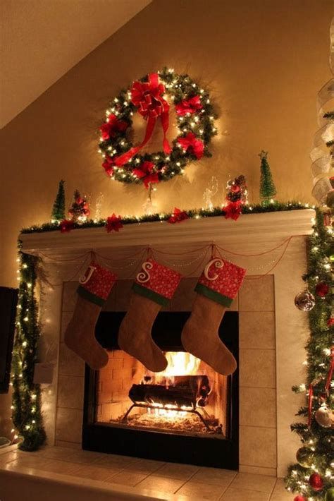 Amazing Christmas Fireplace Decorating Ideas 19