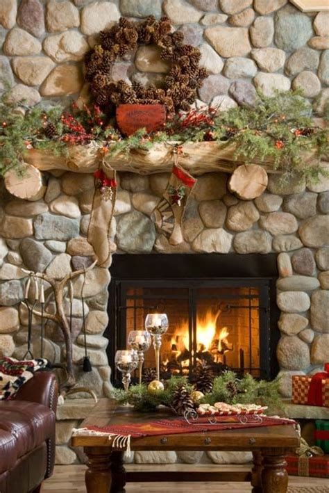 Amazing Christmas Fireplace Decorating Ideas 32