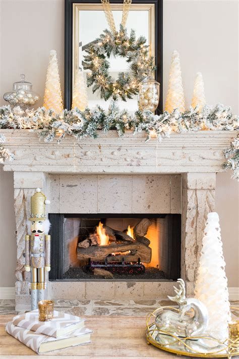 Amazing Christmas Fireplace Decorating Ideas 34