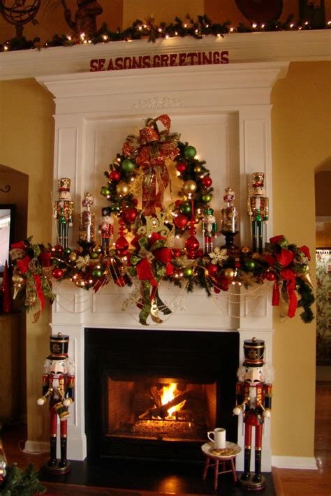 Amazing Christmas Fireplace Decorating Ideas 43
