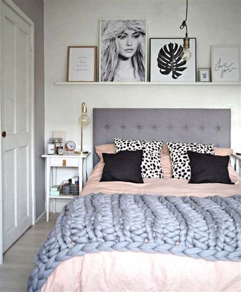 Amazing Winter Bedroom Decorating Ideas For Your Comfortable Sleep 03