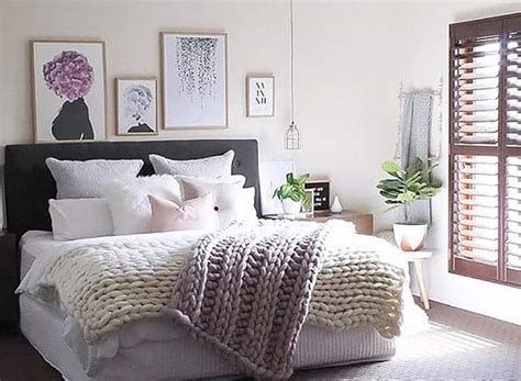 Amazing Winter Bedroom Decorating Ideas For Your Comfortable Sleep 07