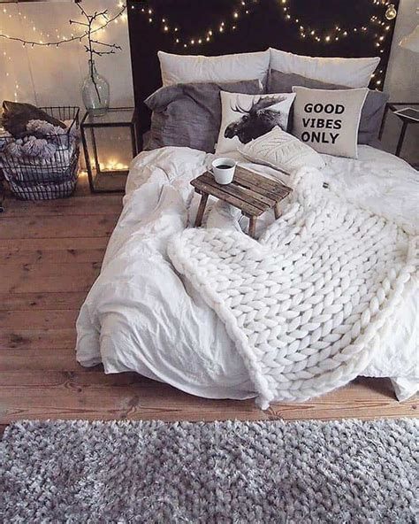 Amazing Winter Bedroom Decorating Ideas For Your Comfortable Sleep 08