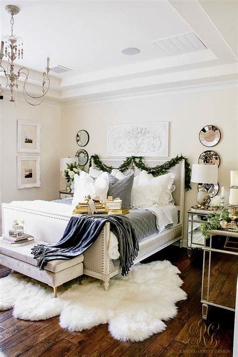 Amazing Winter Bedroom Decorating Ideas For Your Comfortable Sleep 17