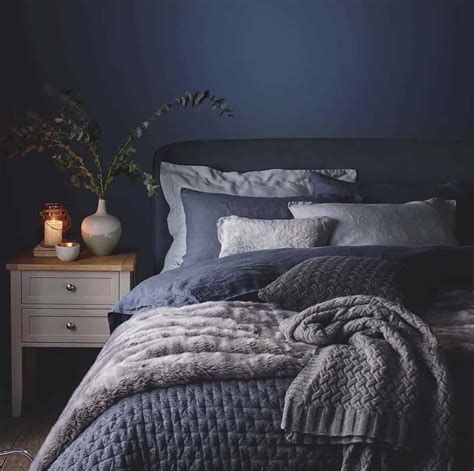 Amazing Winter Bedroom Decorating Ideas For Your Comfortable Sleep 26