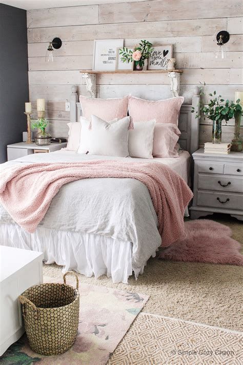 Amazing Winter Bedroom Decorating Ideas For Your Comfortable Sleep 27