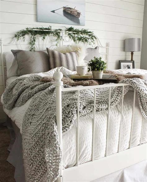 Amazing Winter Bedroom Decorating Ideas For Your Comfortable Sleep 28