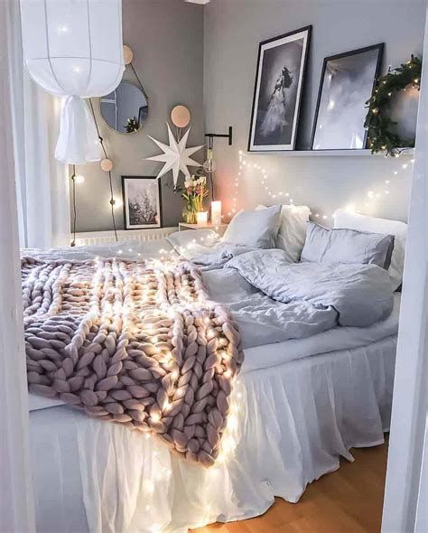 Amazing Winter Bedroom Decorating Ideas For Your Comfortable Sleep 29