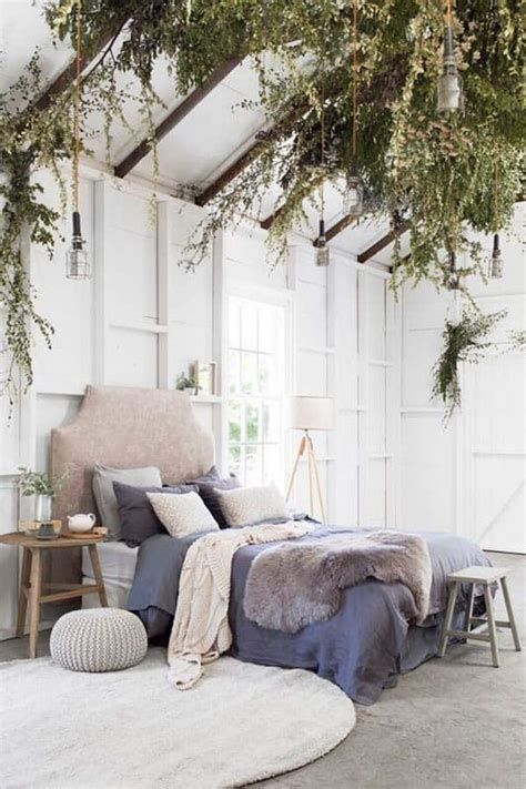 Amazing Winter Bedroom Decorating Ideas For Your Comfortable Sleep 33