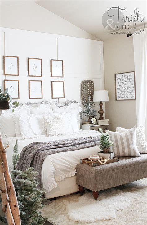 Amazing Winter Bedroom Decorating Ideas For Your Comfortable Sleep 34