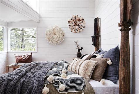 Amazing Winter Bedroom Decorating Ideas For Your Comfortable Sleep 36
