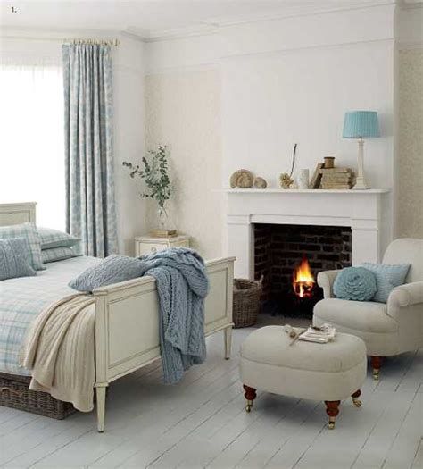 Amazing Winter Bedroom Decorating Ideas For Your Comfortable Sleep 37